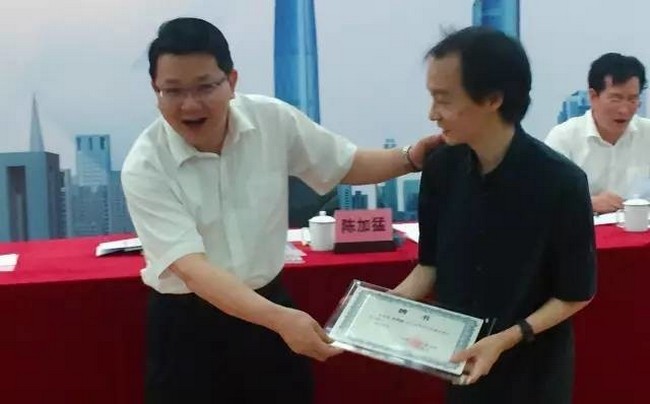 陳加猛區長(cháng)為瀚華總建筑師、XAA建筑設計事務(wù)所主持建筑師冼劍雄先生頒發(fā)聘書(shū).jpg